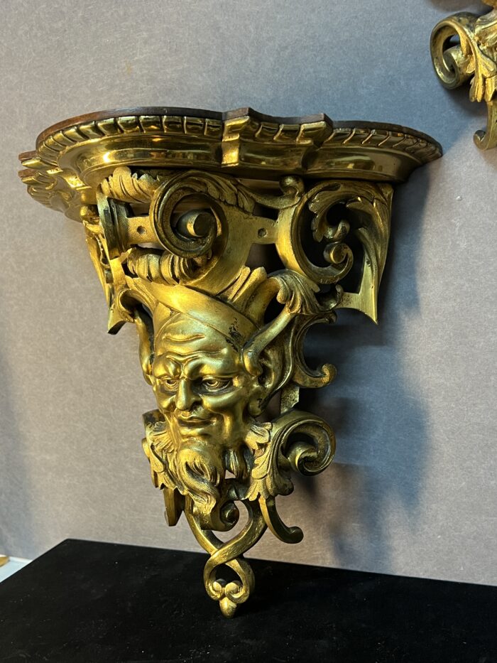 Paire de consoles d'appliques en bronze doré, mascarons, XIXe siècle