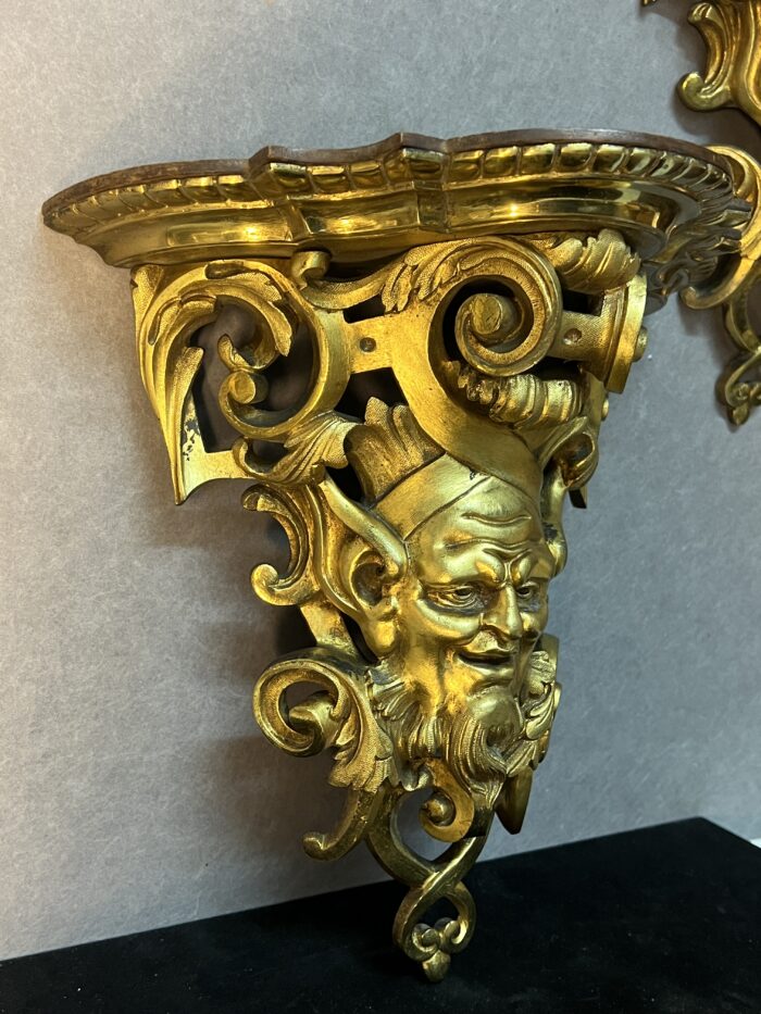 Paire de consoles d'appliques en bronze doré, mascarons, XIXe siècle