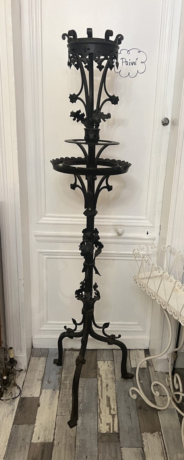 Rare grand porte bougies, en fer forgé XIXe siècle, religieux