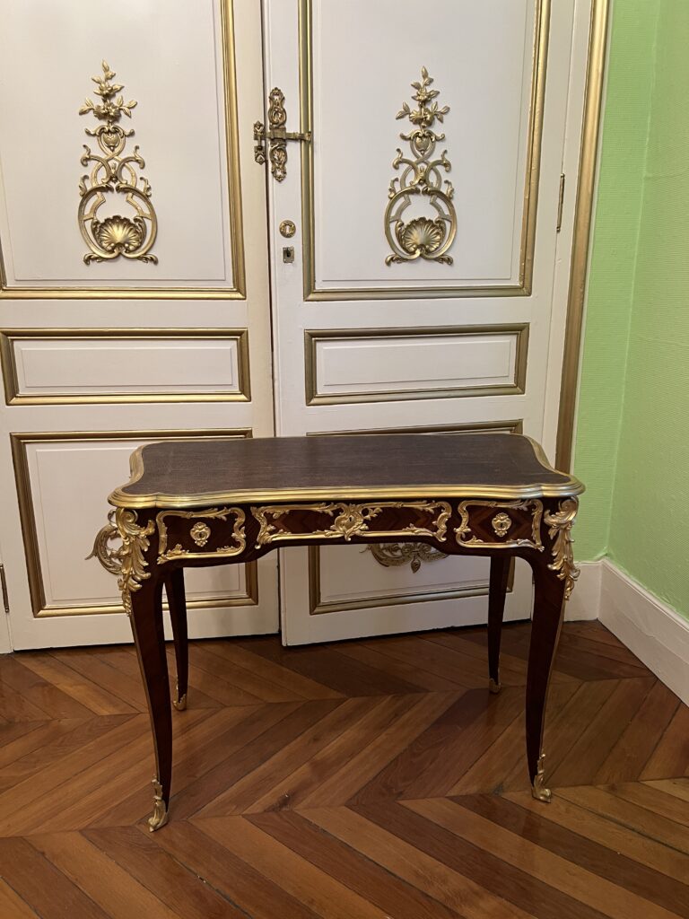 Bureau de dame, réalisée par Paul Sormani sur le modèle de Bernard II Van Risen Burgh (BVRB)