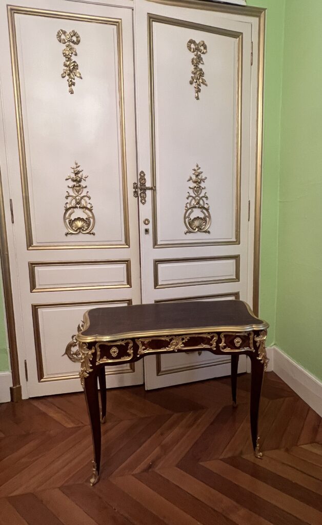 Bureau de dame, réalisée par Paul Sormani sur le modèle de Bernard II Van Risen Burgh (BVRB)