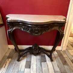 Table console de style Louis XV, forme galbée, dessus marbre