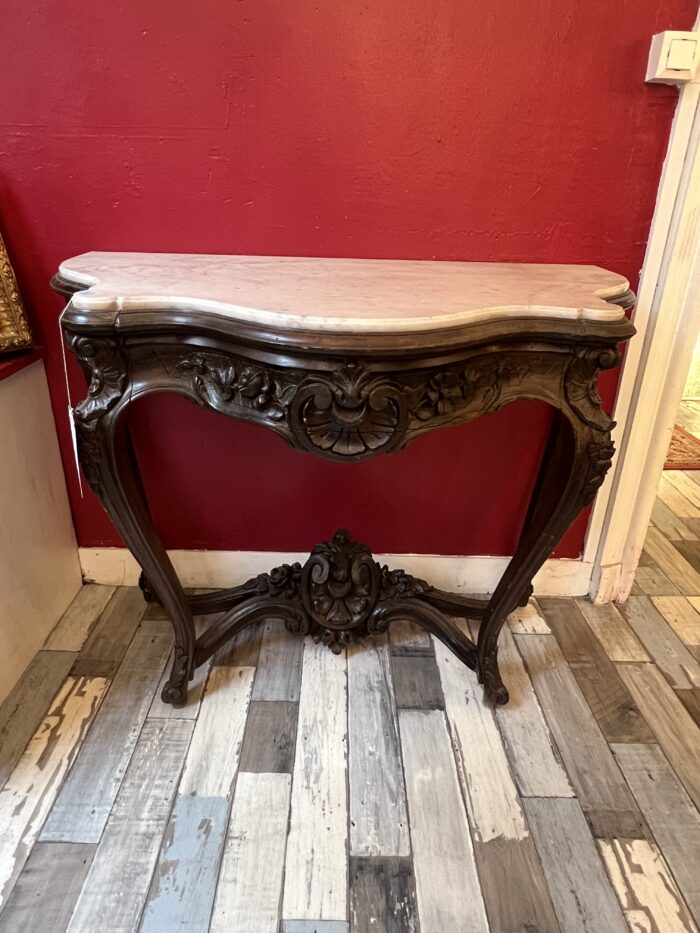 Table console de style Louis XV, forme galbée, dessus marbre