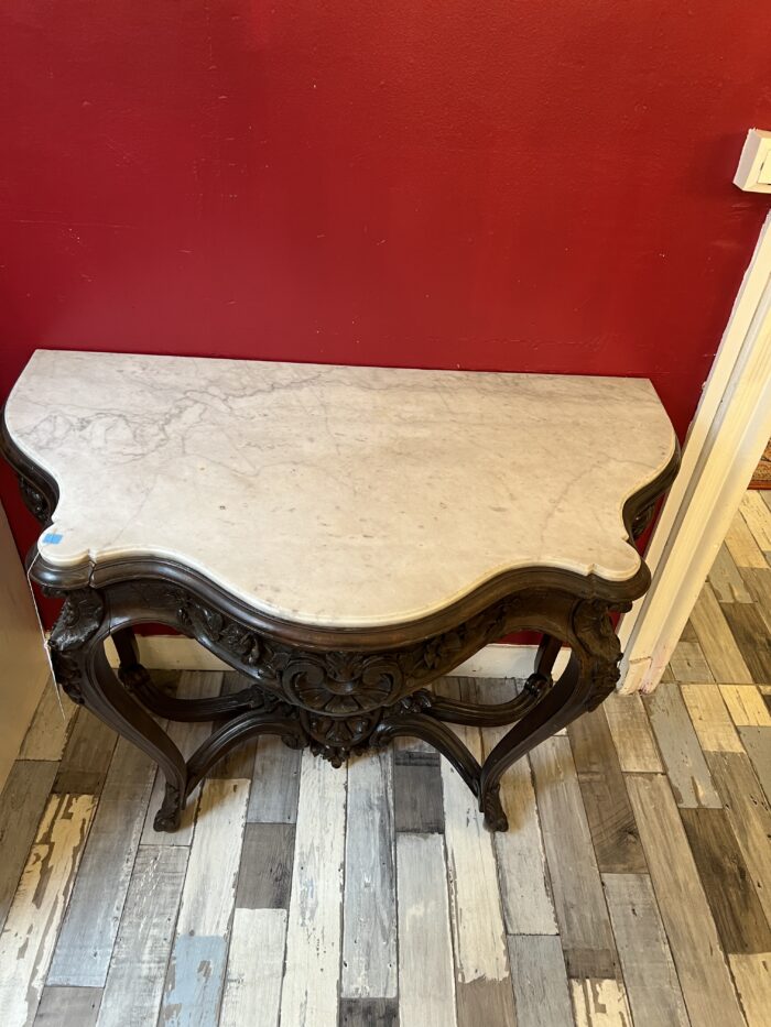 Table console de style Louis XV, forme galbée, dessus marbre