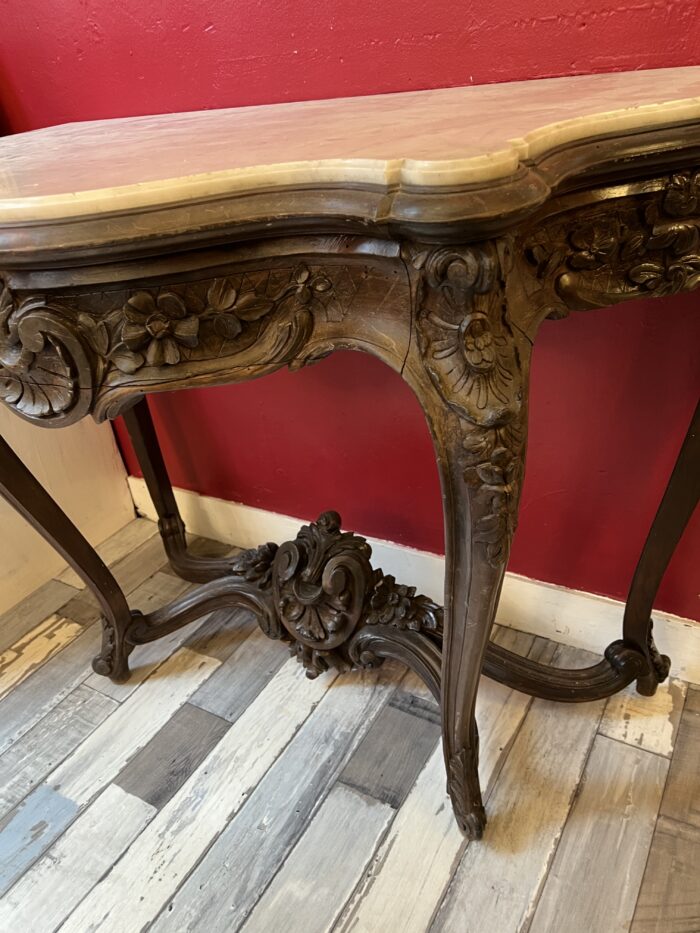 Table console de style Louis XV, forme galbée, dessus marbre