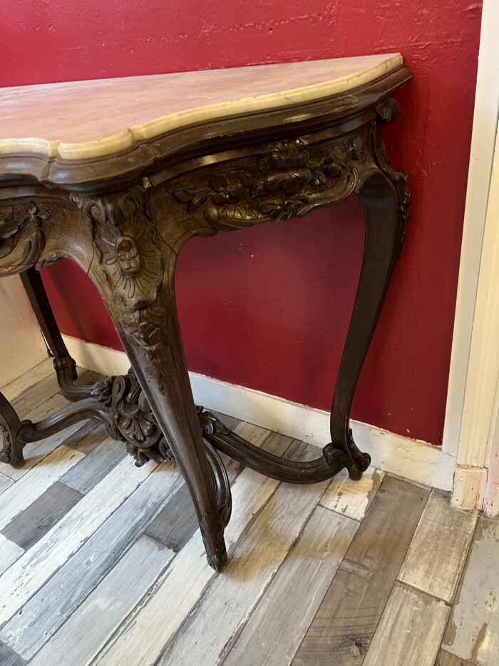 Table console de style Louis XV, forme galbée, dessus marbre