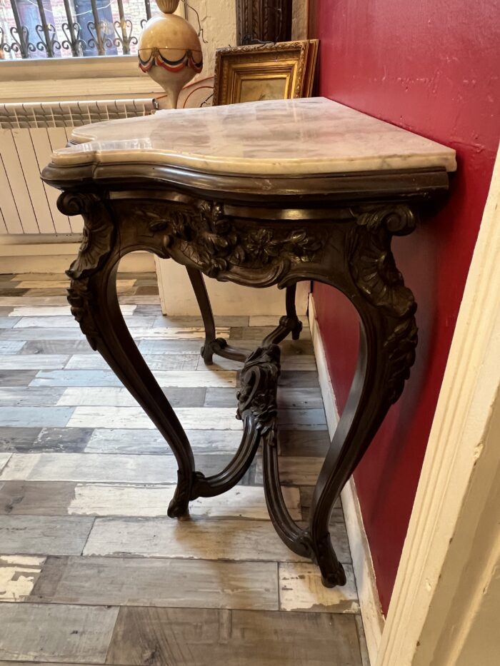 Table console de style Louis XV, forme galbée, dessus marbre