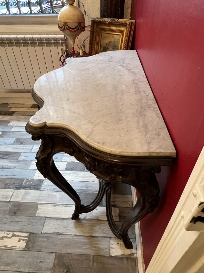 Table console de style Louis XV, forme galbée, dessus marbre