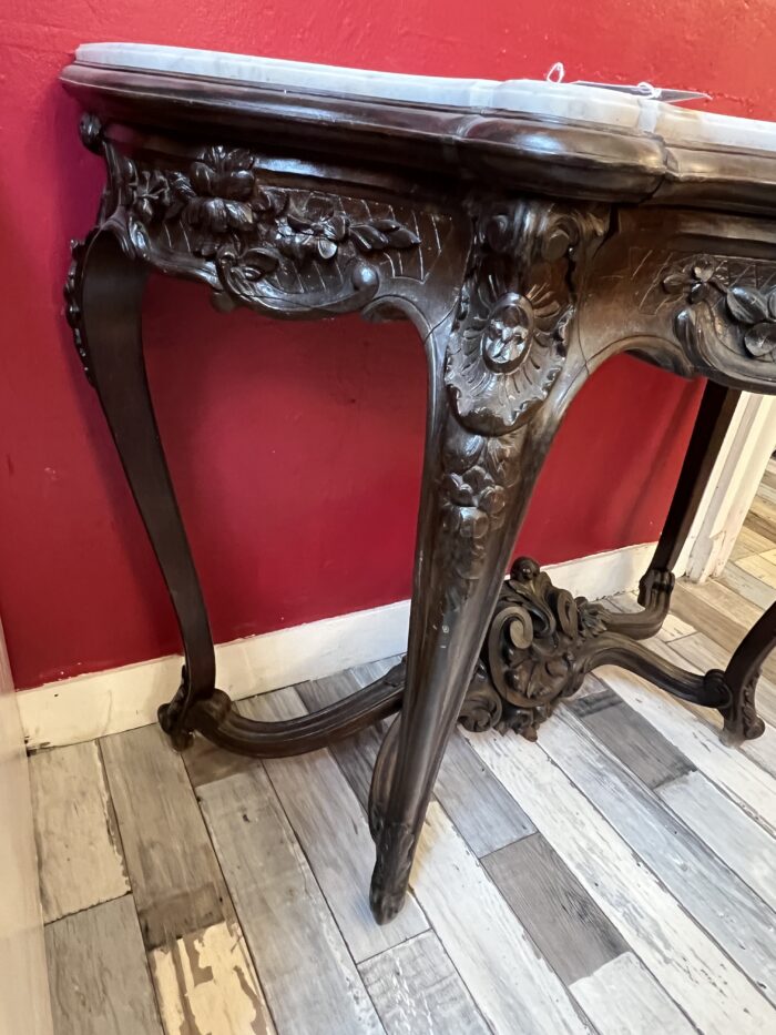 Table console de style Louis XV, forme galbée, dessus marbre