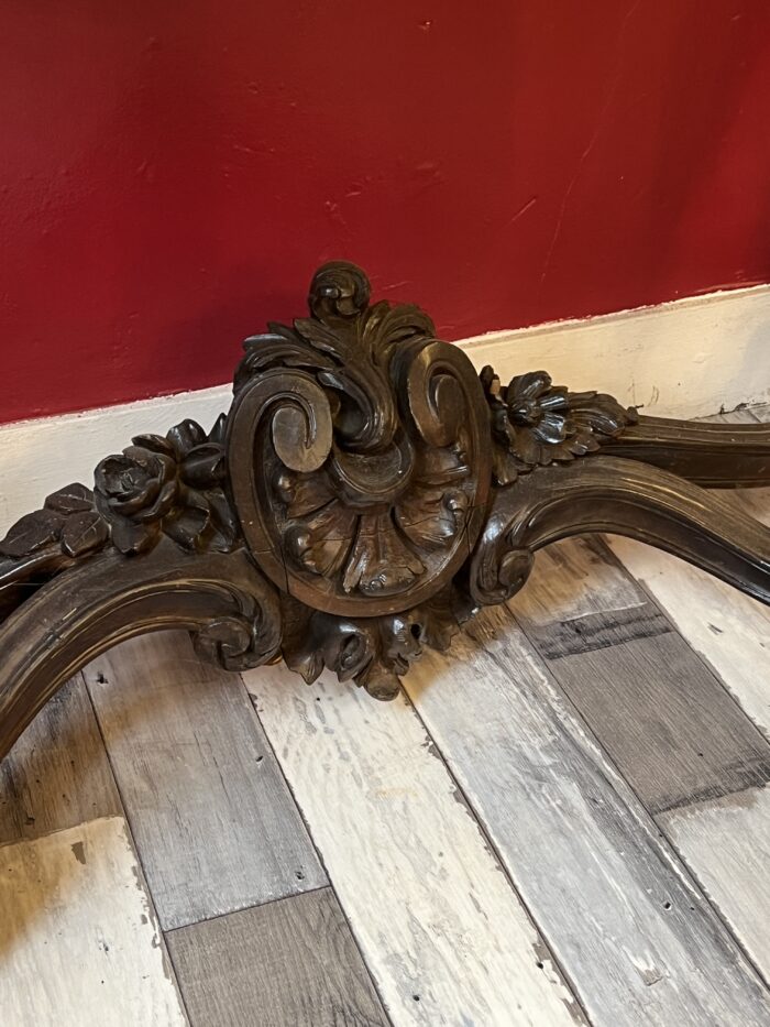 Table console de style Louis XV, forme galbée, dessus marbre