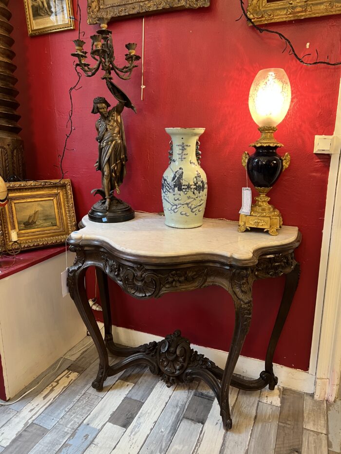 Table console de style Louis XV, forme galbée, dessus marbre