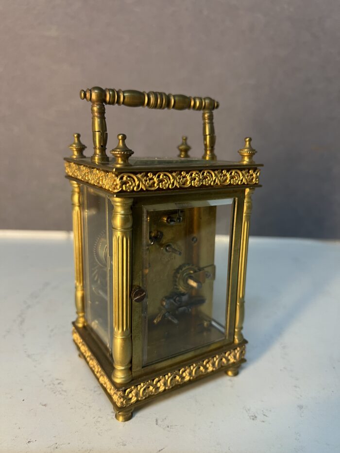 Pendulette d'officier, horloge réveil de voyage en bronze et laiton doré