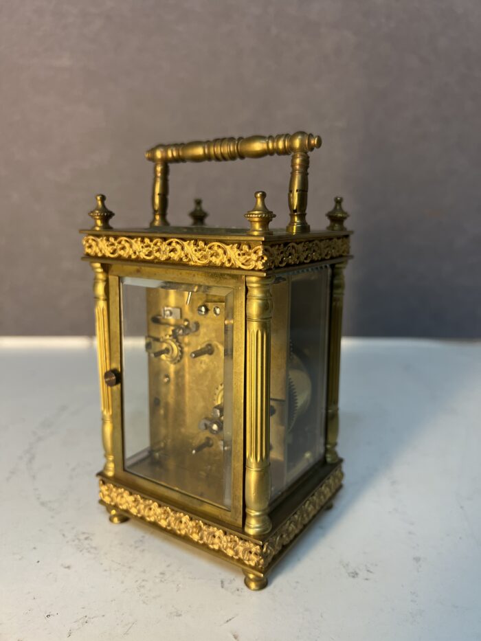 Pendulette d'officier, horloge réveil de voyage en bronze et laiton doré