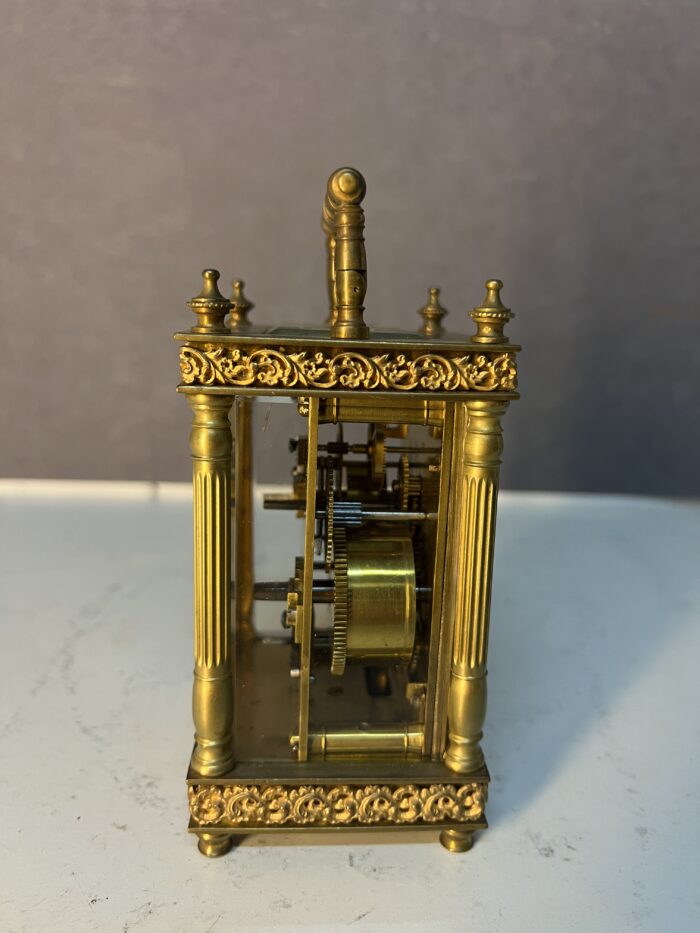 Pendulette d'officier, horloge réveil de voyage en bronze et laiton doré