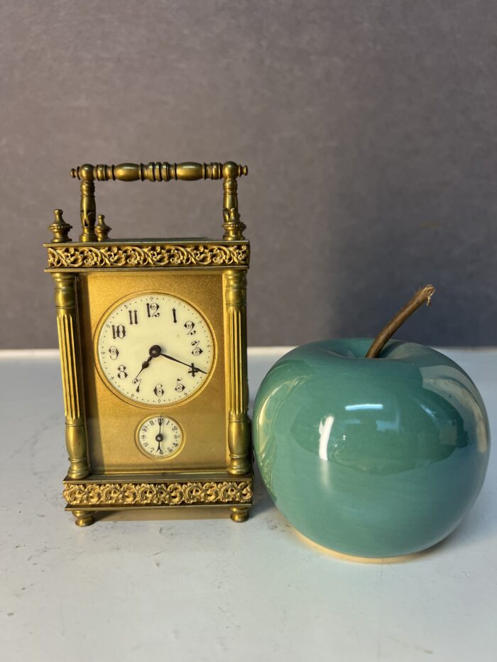 Pendulette d'officier, horloge réveil de voyage en bronze et laiton doré