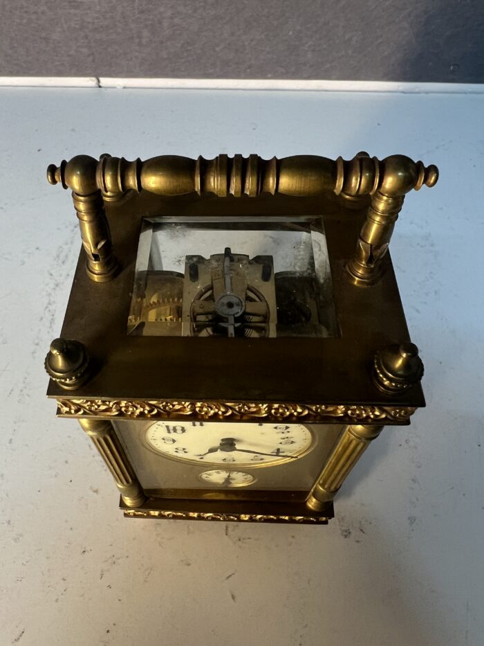 Pendulette d'officier, horloge réveil de voyage en bronze et laiton doré