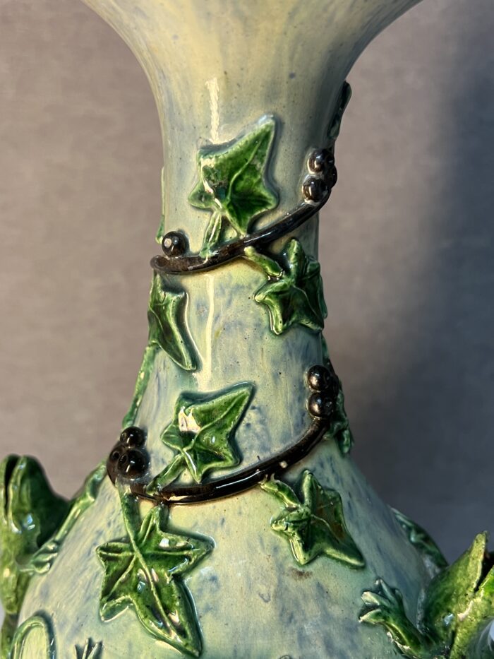 Vase Majolica Palissy, datant de l'époque victorienne vers 1890