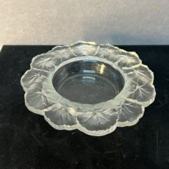 Coupe en cristal de Lalique modèle Honfleur à décor de feuilles dépolies