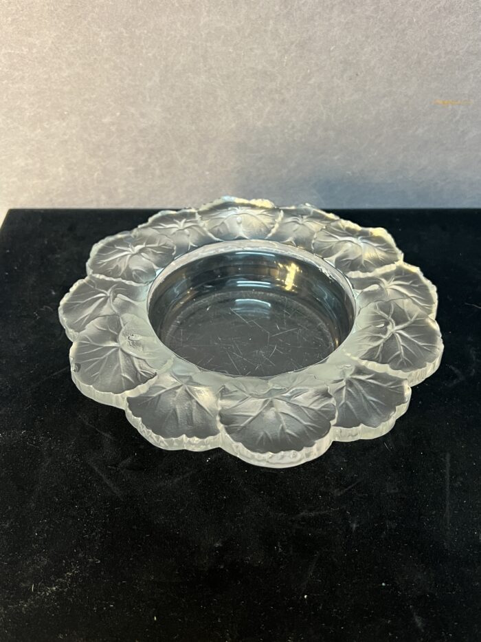 Coupe en cristal de Lalique modèle Honfleur à décor de feuilles dépolies