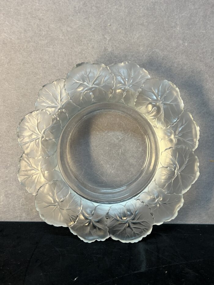 Coupe en cristal de Lalique modèle Honfleur à décor de feuilles dépolies