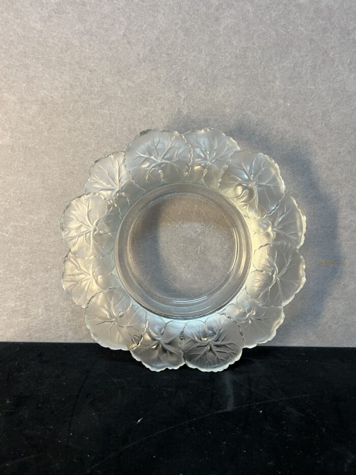 Coupe en cristal de Lalique modèle Honfleur à décor de feuilles dépolies