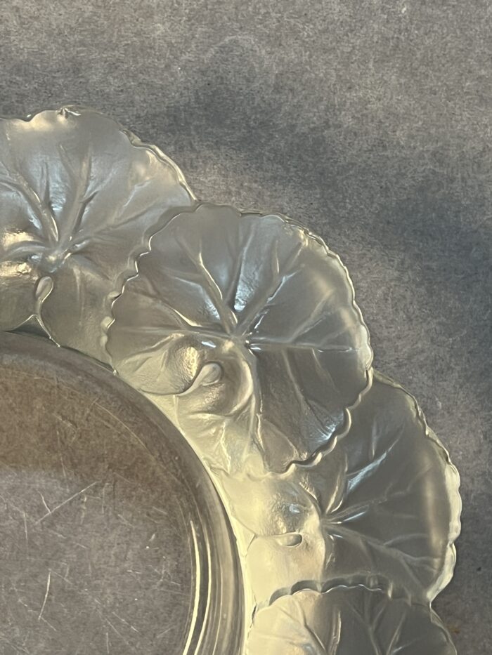 Coupe en cristal de Lalique modèle Honfleur à décor de feuilles dépolies