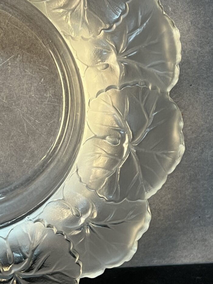 Coupe en cristal de Lalique modèle Honfleur à décor de feuilles dépolies