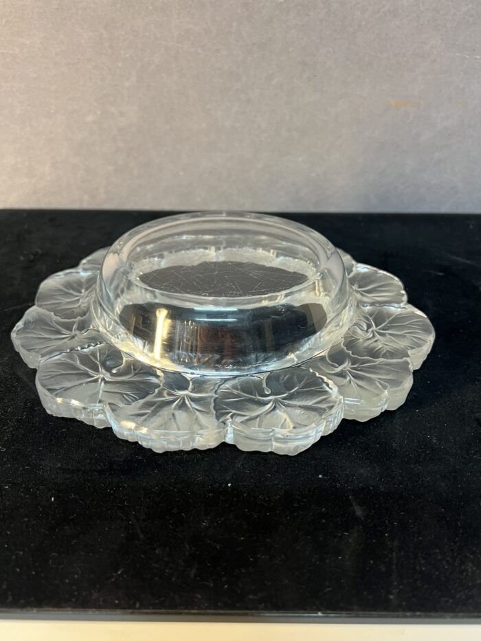 Coupe en cristal de Lalique modèle Honfleur à décor de feuilles dépolies