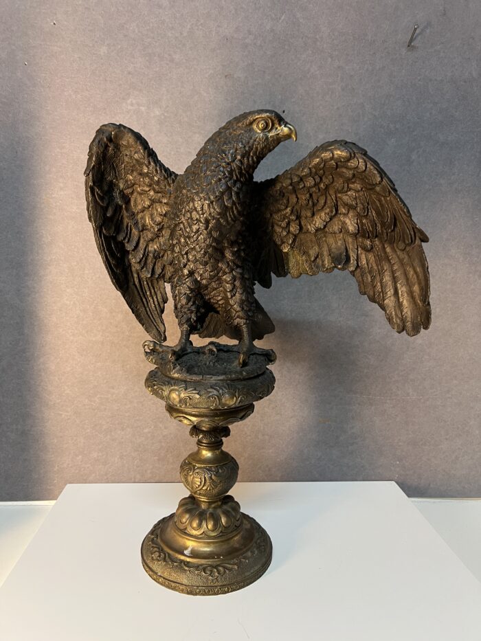 Superbe sculpture de qualité, grand aigle royal aux ailes déployées