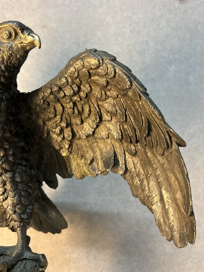 Superbe sculpture de qualité, grand aigle royal aux ailes déployée