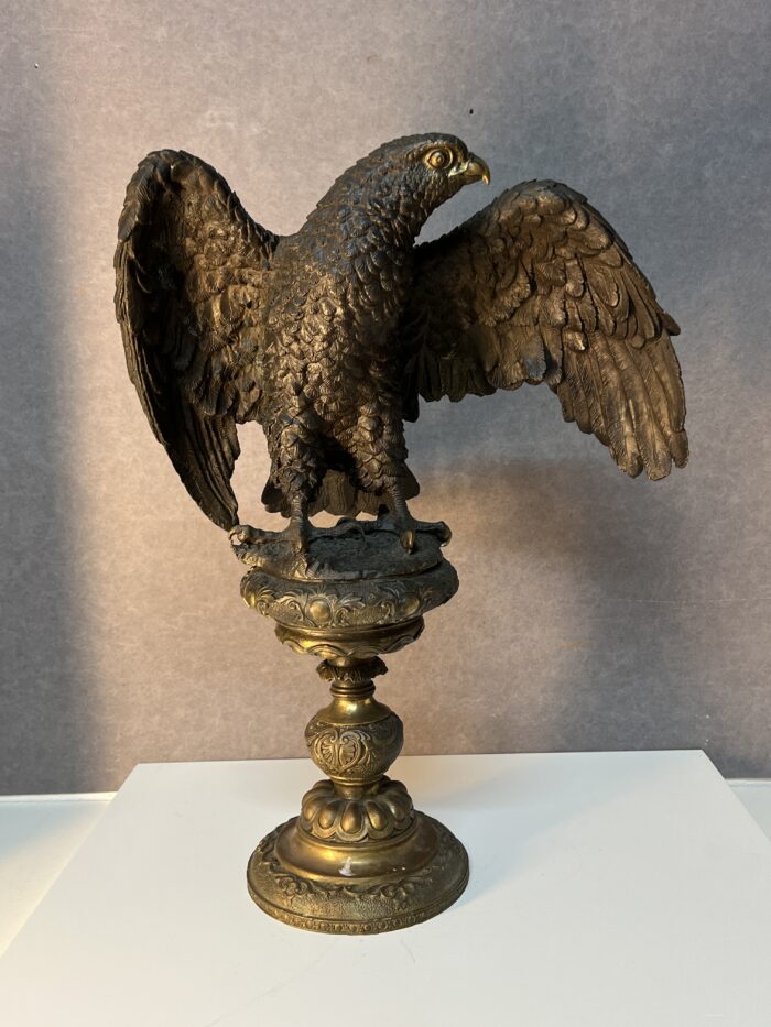 Superbe sculpture de qualité, grand aigle royal aux ailes déployées