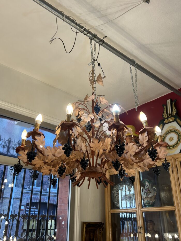 Lustre vintage en tôle peinte vers 1970, motif de feuillages automnal