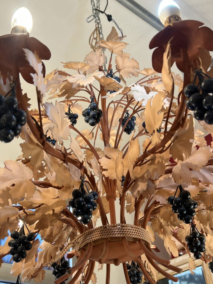 Lustre vintage en tôle peinte vers 1970, motif de feuillages automnal
