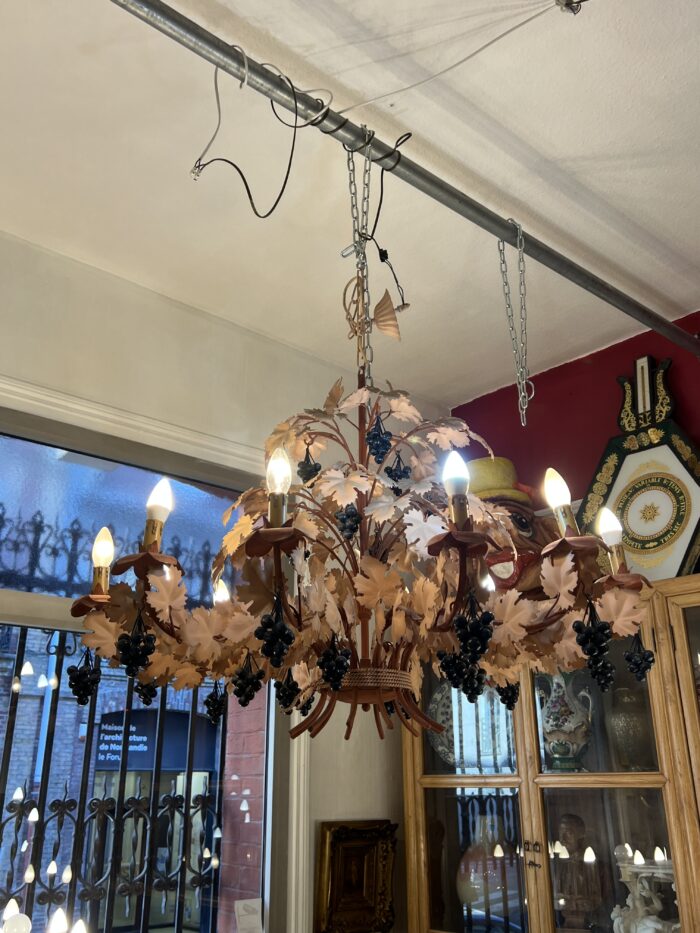 Lustre vintage en tôle peinte vers 1970, motif de feuillages automnal
