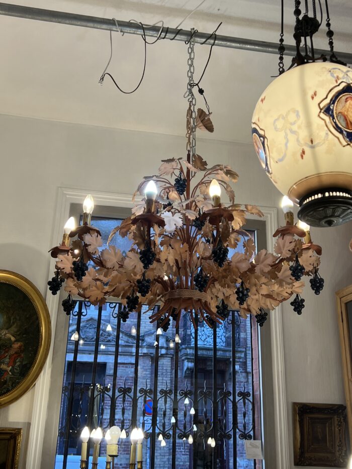 Lustre vintage en tôle peinte vers 1970, motif de feuillages automnal