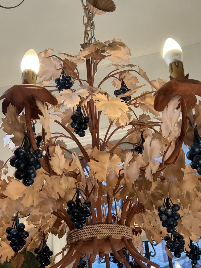 Lustre vintage en tôle peinte vers 1970, motif de feuillages automnal