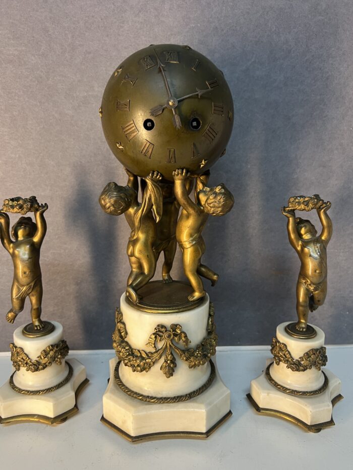 Garniture de cheminée style Louis XVI en bronze doré et marbre blanc
