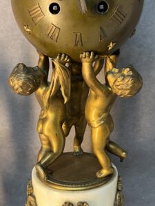 Garniture de cheminée style Louis XVI en bronze doré et marbre blanc