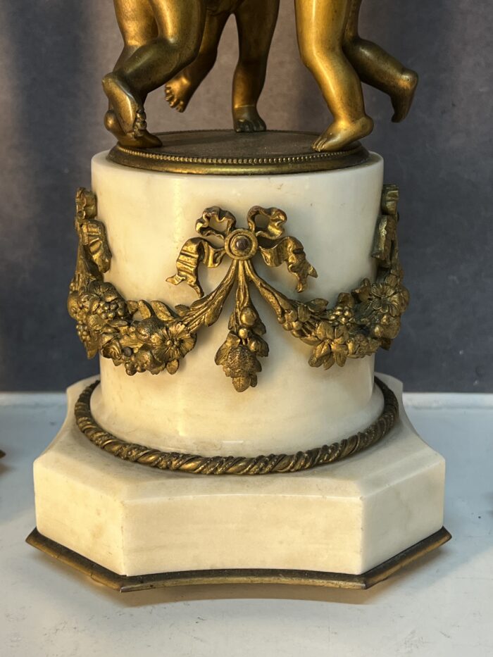 Garniture de cheminée style Louis XVI en bronze doré et marbre blanc