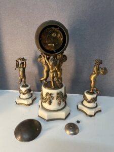 Garniture de cheminée style Louis XVI en bronze doré et marbre blanc