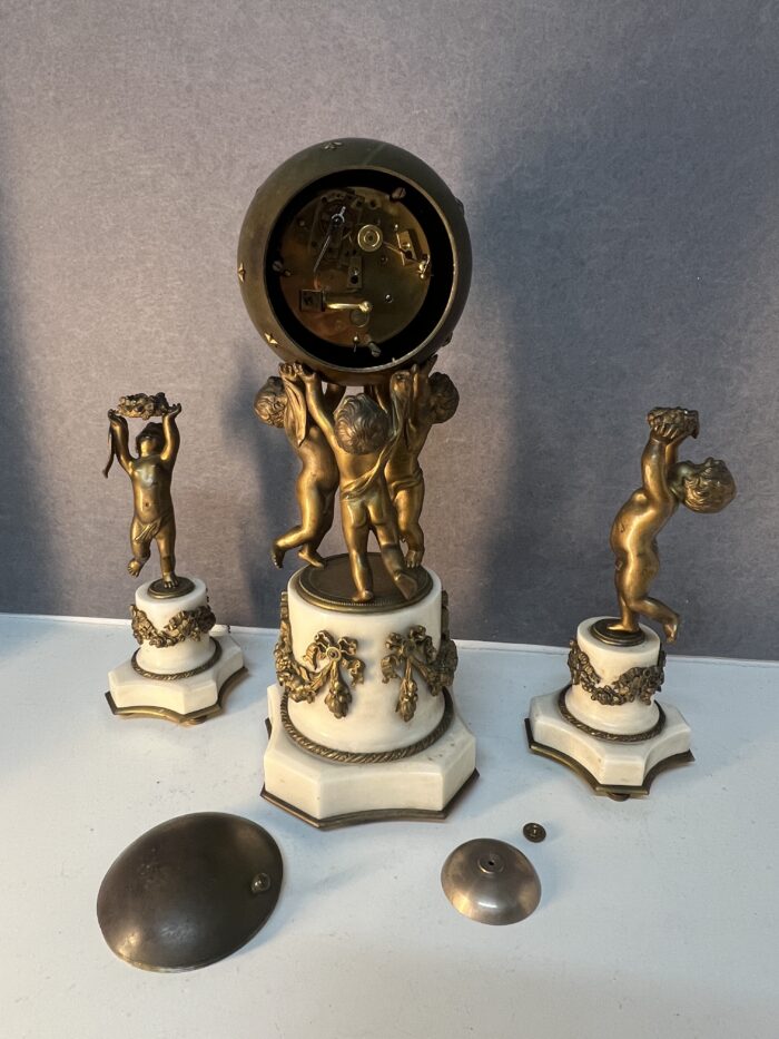 Garniture de cheminée style Louis XVI en bronze doré et marbre blanc