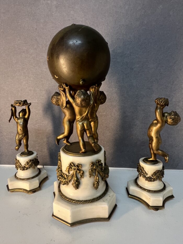 Garniture de cheminée style Louis XVI en bronze doré et marbre blanc
