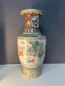 Vase en porcelaine de Chine, époque XXe, première période républicaine, scène animée
