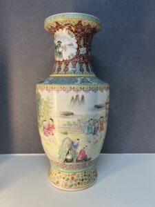 Vase en porcelaine de Chine, époque XXe, première période républicaine, scène animée