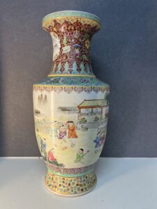 Vase en porcelaine de Chine, époque XXe, première période républicaine, scène animée