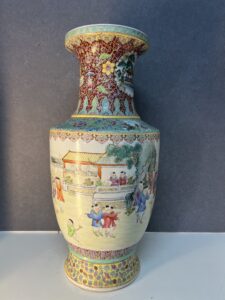 Vase en porcelaine de Chine, époque XXe, première période républicaine, scène animée