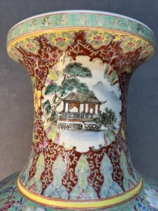 Vase en porcelaine de Chine, époque XXe, première période républicaine, scène animée