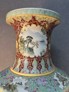 Vase en porcelaine de Chine, époque XXe, première période républicaine, scène animée