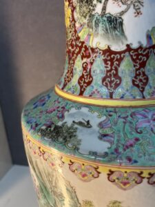 Vase en porcelaine de Chine, époque XXe, première période républicaine, scène animée