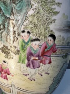 Vase en porcelaine de Chine, époque XXe, première période républicaine, scène animée